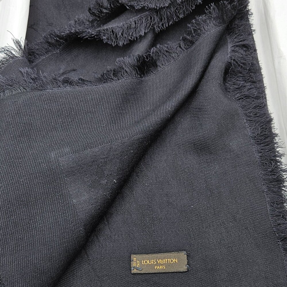 ❗SOLD❗ Monogram Classic Shawl - Picture 4 of 15